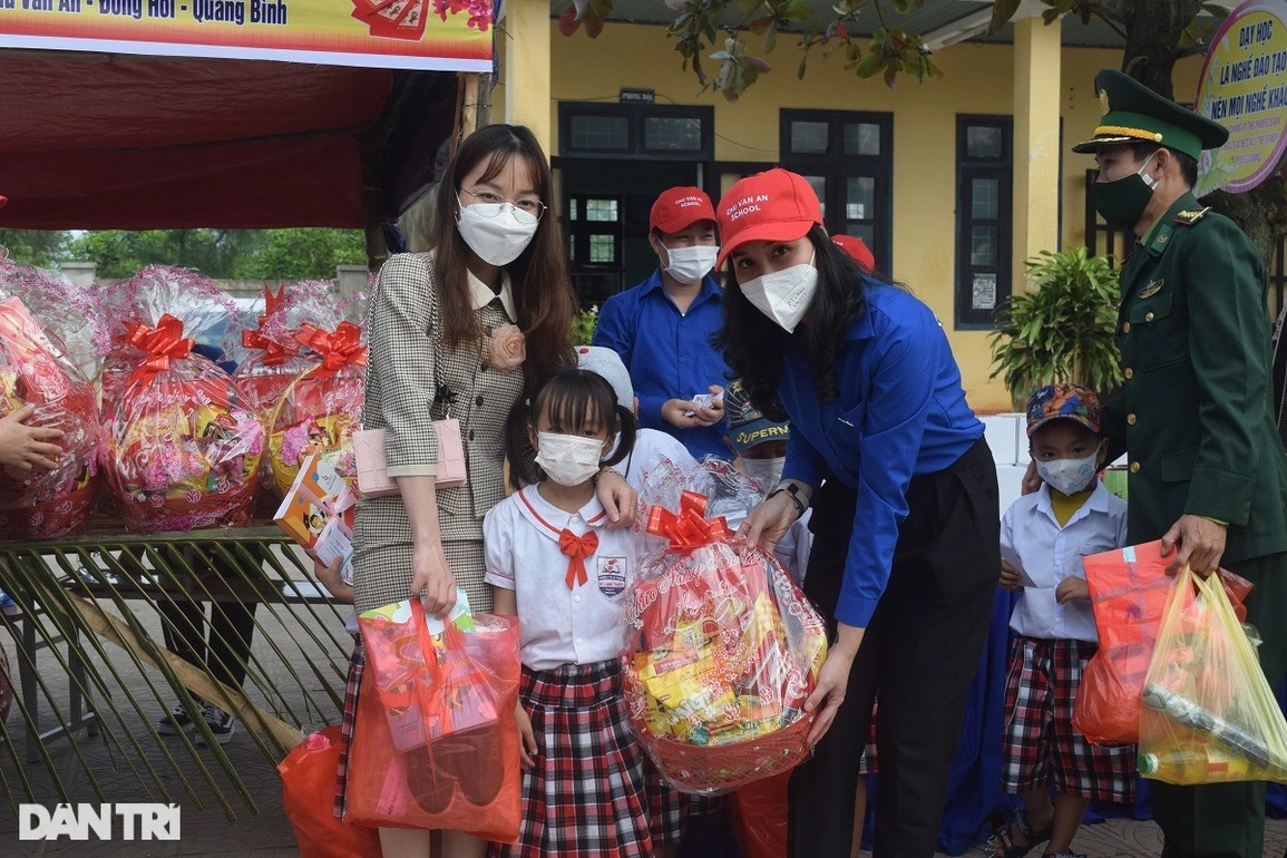 Phiên chợ 0 đồng mang niềm vui Tết đến với học sinh nghèo vùng bãi ngang - 2 Phiên chợ 0 đồng mang niềm vui Tết đến với học sinh nghèo vùng bãi ngang - 2
