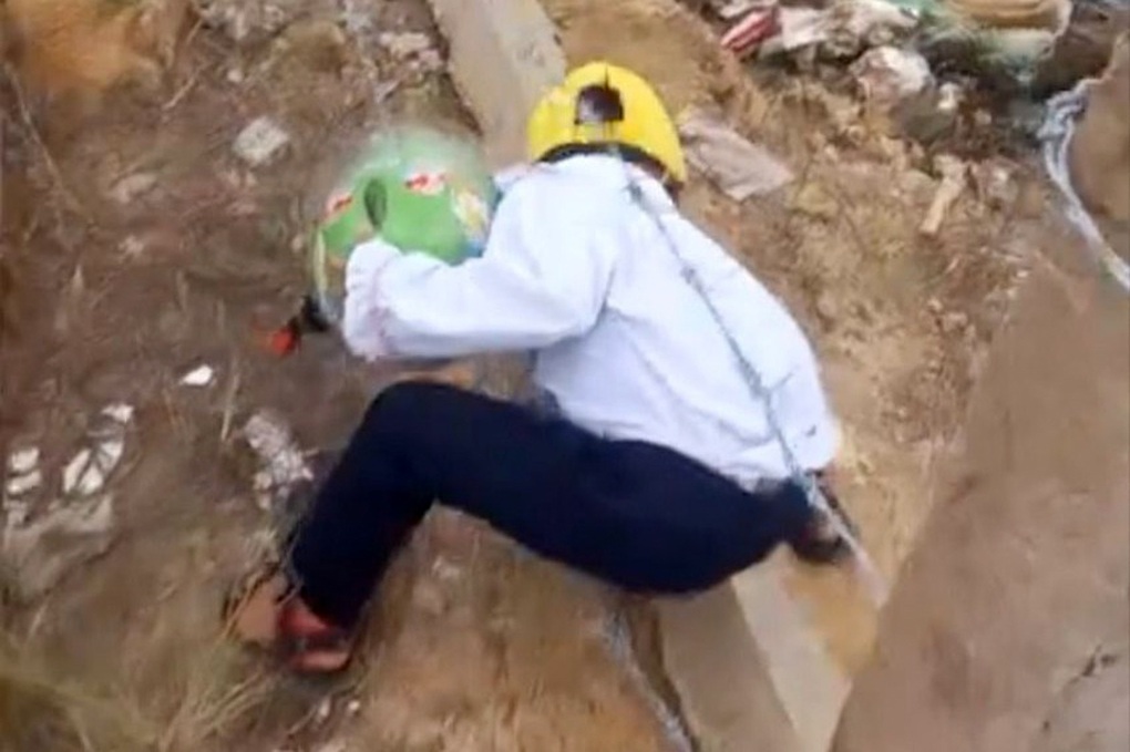 Học sinh phải chui qua hàng rào thép gai vào trường - 1 Học sinh phải chui qua hàng rào thép gai vào trường - 1