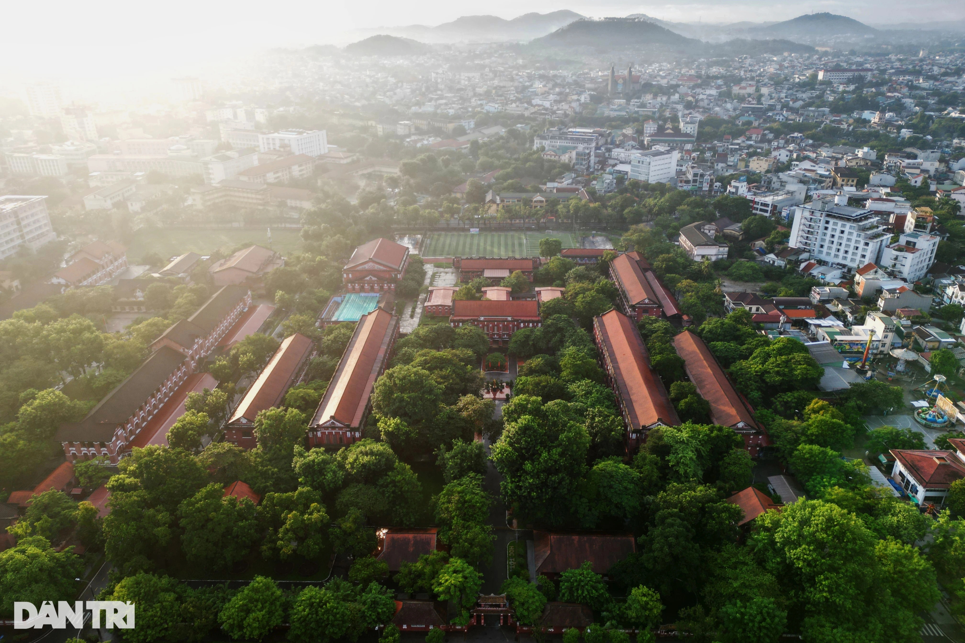 Kúpos kalapok töltötték be az eget a Ngo Mon téren az Olympia döntője alatt - 12 Nón lá rợp trời quảng trường Ngọ Môn trong trận chung kết Olympia - 12