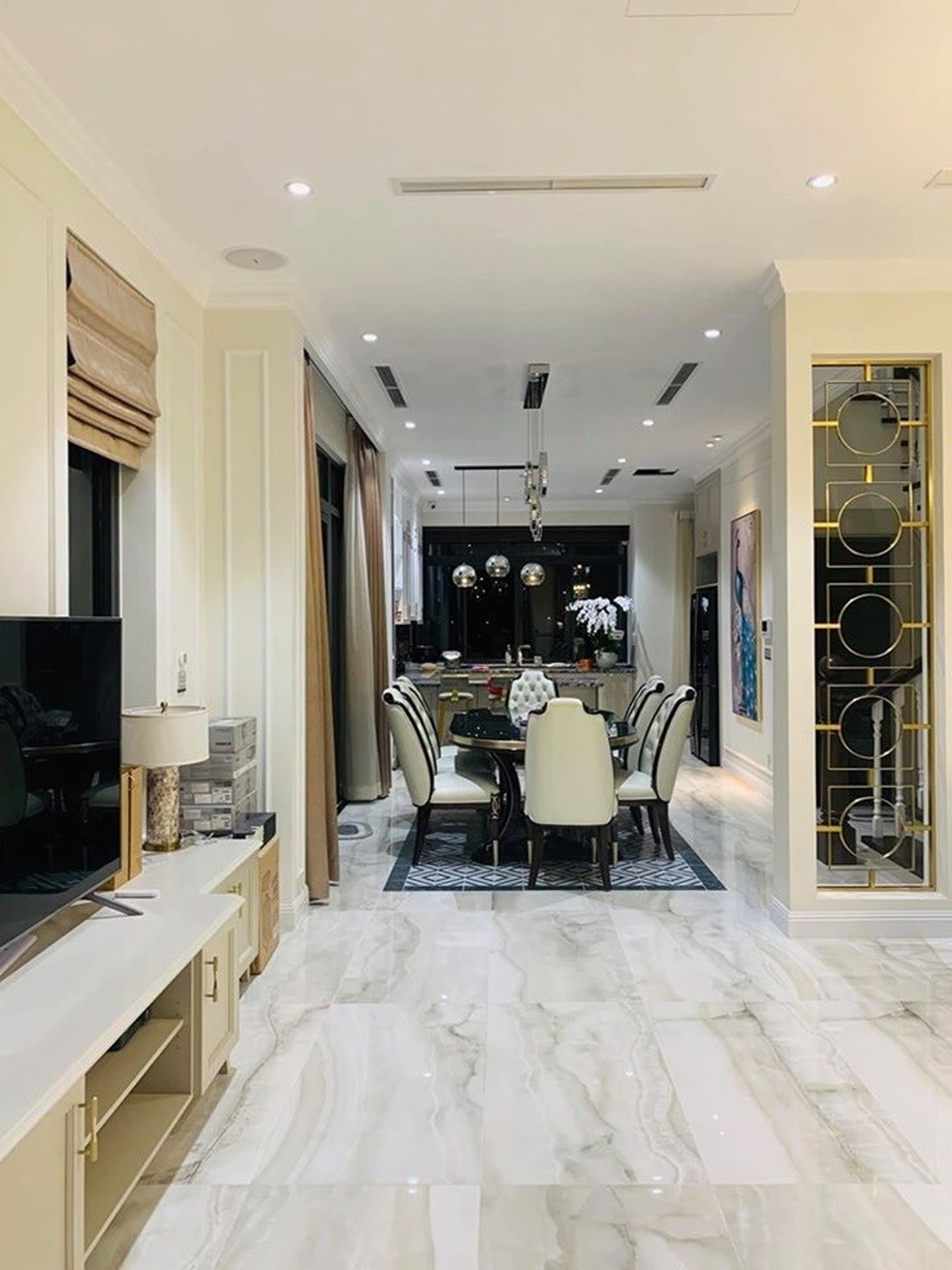 Khám phá căn biệt thự sang trọng, có hồ cá koi rộng lớn của Thanh Vân Hugo - 1 Khám phá căn biệt thự sang trọng, có hồ cá koi rộng lớn của Thanh Vân Hugo - 1