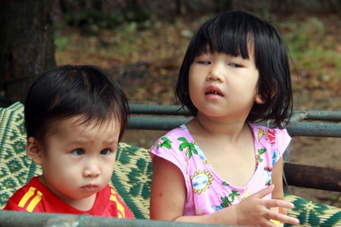 Tuổi thơ không lành lặn của 2 bé miền quê nghèo Hà tĩnh, nguy cơ mù vĩnh viễn