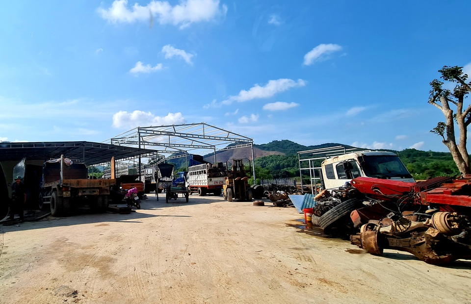 Xưởng mổ xe ô tô nuốt hành lang đường Hồ Chí Minh - 5 Xưởng mổ xe ô tô nuốt hành lang đường Hồ Chí Minh - 5