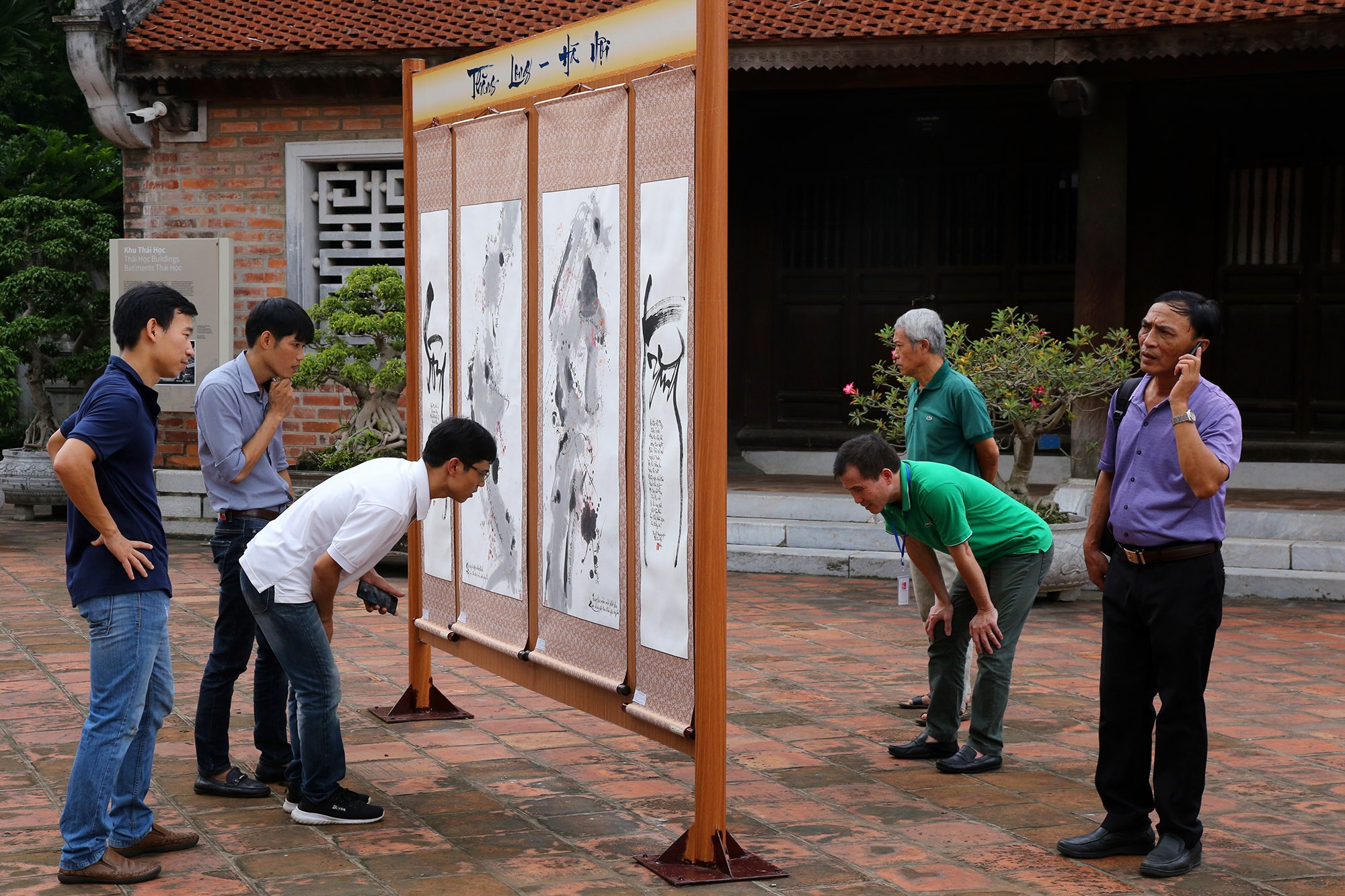 12 thư pháp gia dùng bút khổng lồ viết bức thư pháp dài 12 mét - 15 12 thư pháp gia dùng bút khổng lồ viết bức thư pháp dài 12 mét - 15