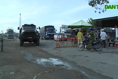 Bộ đội phun tiêu độc, khử trùng trong đêm