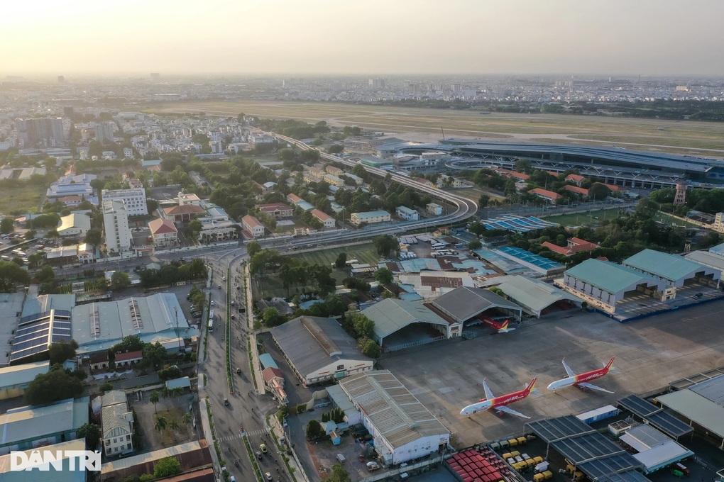 Điều chỉnh giao thông trước sân bay Tân Sơn Nhất - 2 Điều chỉnh giao thông trước sân bay Tân Sơn Nhất - 2