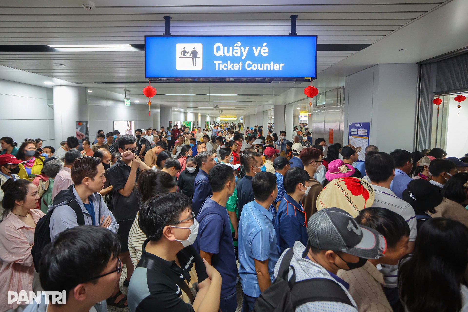 Hành khách chờ cả tiếng vẫn chưa lên được Metro số 1 - 2 Hành khách chờ cả tiếng vẫn chưa lên được Metro số 1 - 2