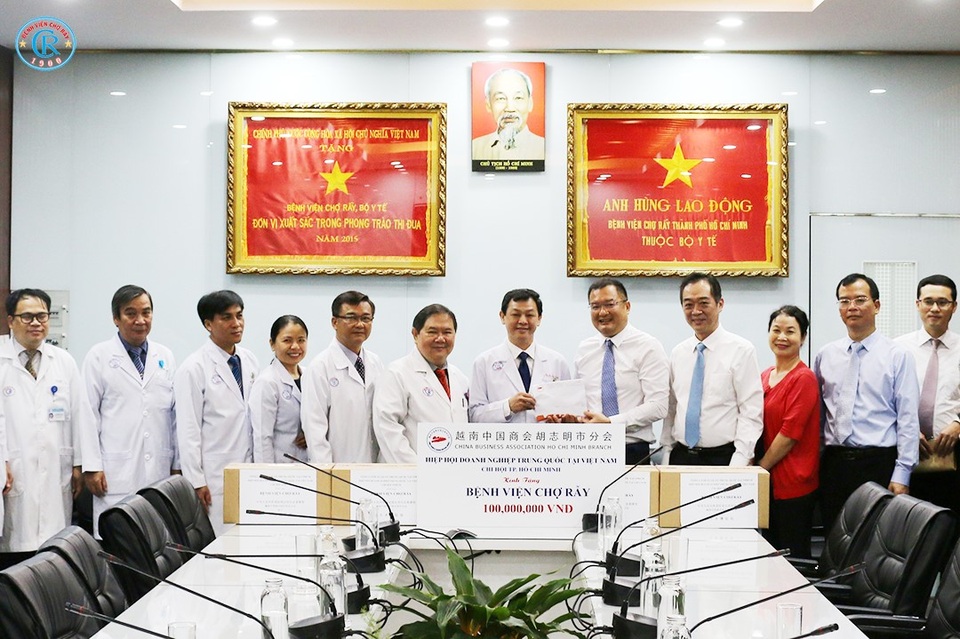 Chợ Rẫy được cảm ơn, tặng khẩu trang và 100 triệu đồng - 5