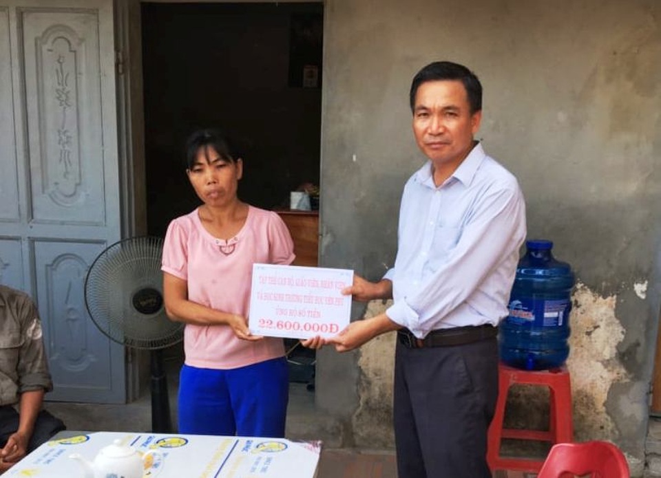 Người mẹ có con trai quên mình cứu bạn nghẹn ngào nhận quà bạn đọc Dân trí - 4 Người mẹ có con trai quên mình cứu bạn nghẹn ngào nhận quà bạn đọc Dân trí - 4