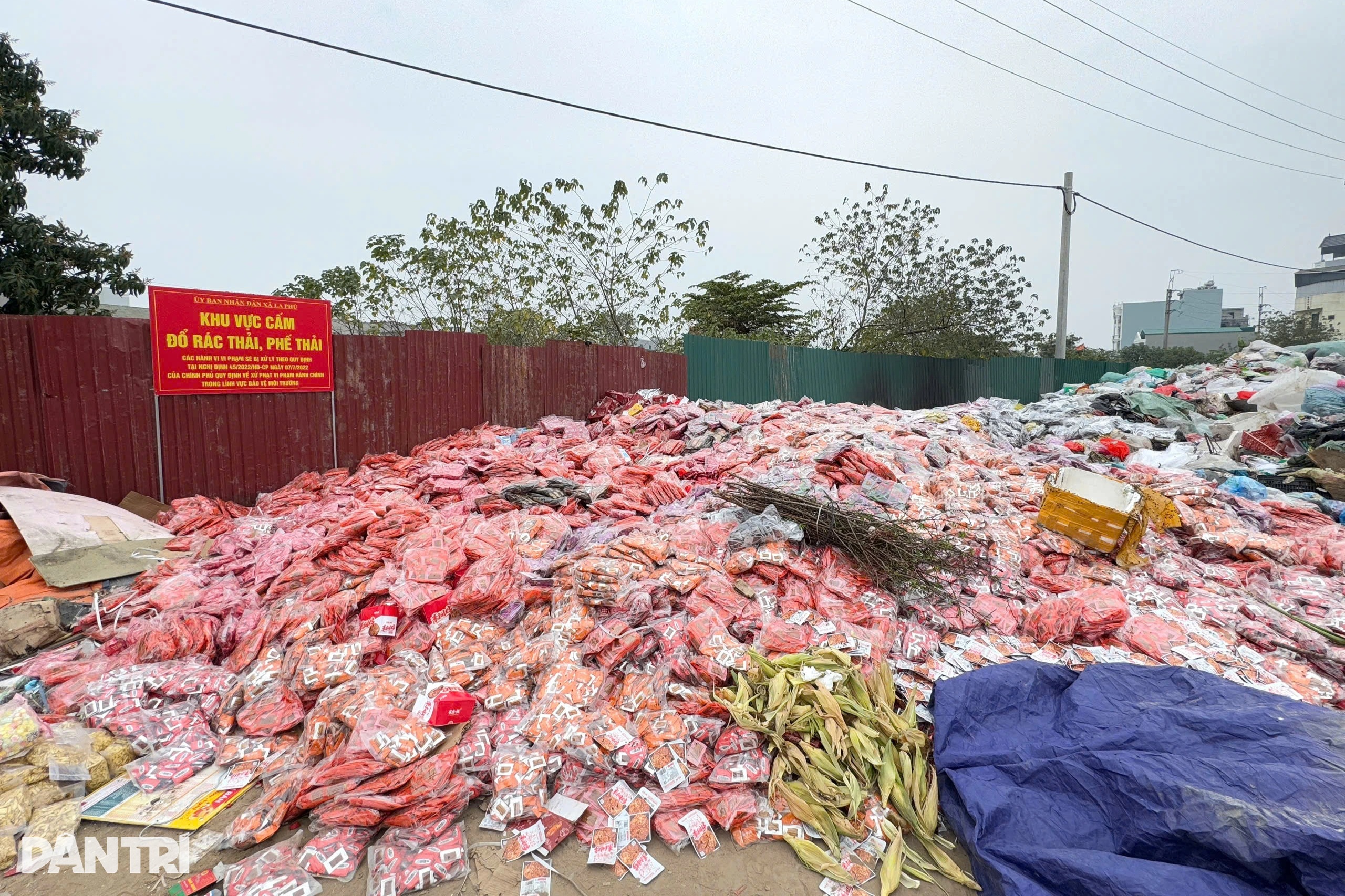 Etter Tet hoper godterier seg opp på søppelfyllinger i produksjonshovedstaden La Phu - 1 Sau Tết bánh kẹo chất đống ngoài bãi rác tại thủ phủ sản xuất La Phù - 1