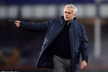 Nụ cười méo xệch và xiềng xích của Mourinho