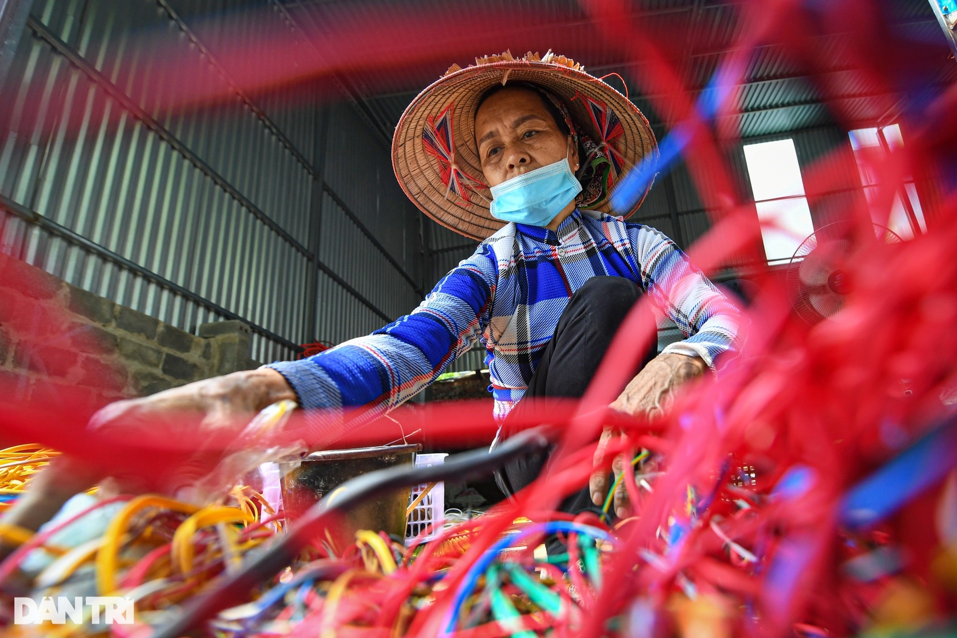 Những núi phế liệu khổng lồ bên trong ngôi làng tái chế rác thải ở Hà Nội - 10 Những núi phế liệu khổng lồ bên trong ngôi làng tái chế rác thải ở Hà Nội - 10