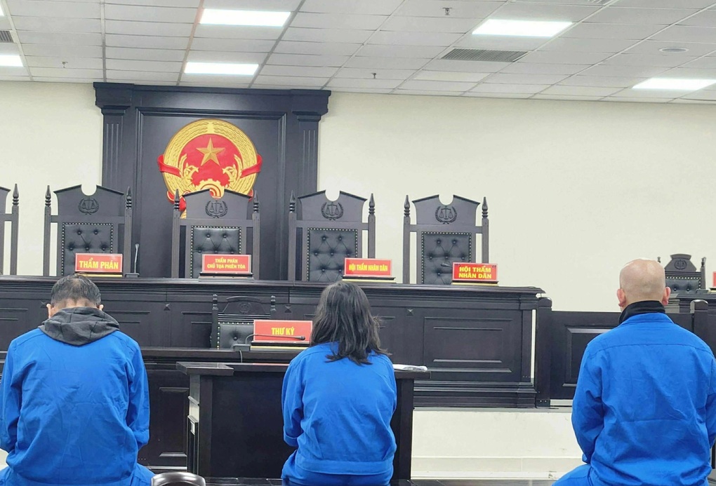 Cựu cán bộ TAND Tối cao hầu tòa với cáo buộc nhận thùng tiền 20 tỷ đồng - 1 Cựu cán bộ TAND Tối cao hầu tòa với cáo buộc nhận thùng tiền 20 tỷ đồng - 1