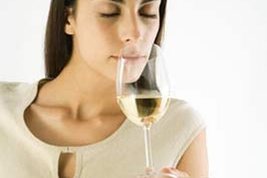 Vang trắng cũng làm ố vàng răng