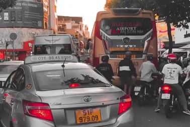 Nhóm bạn trẻ đi xe máy mở đường cho xe cấp cứu trên đường đông