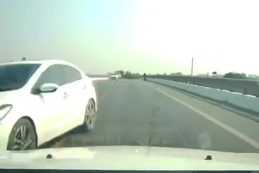 Lấn làn vượt ẩu, ô tô suýt gây tai nạn đối đầu