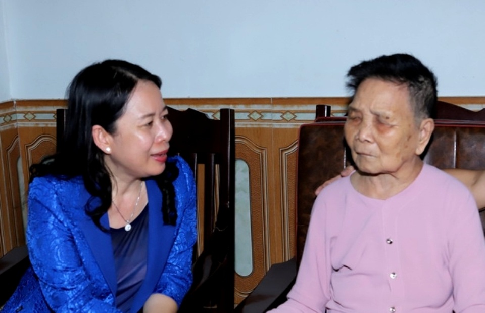 Phó Chủ tịch nước Võ Thị Ánh Xuân thăm, tặng quà gia đình chính sách - 2 Phó Chủ tịch nước Võ Thị Ánh Xuân thăm, tặng quà gia đình chính sách - 2