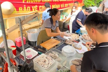 Quầy lòng lợn ở Bắc Ninh gây sốt, hút khách nhờ cách bán hàng của bà chủ