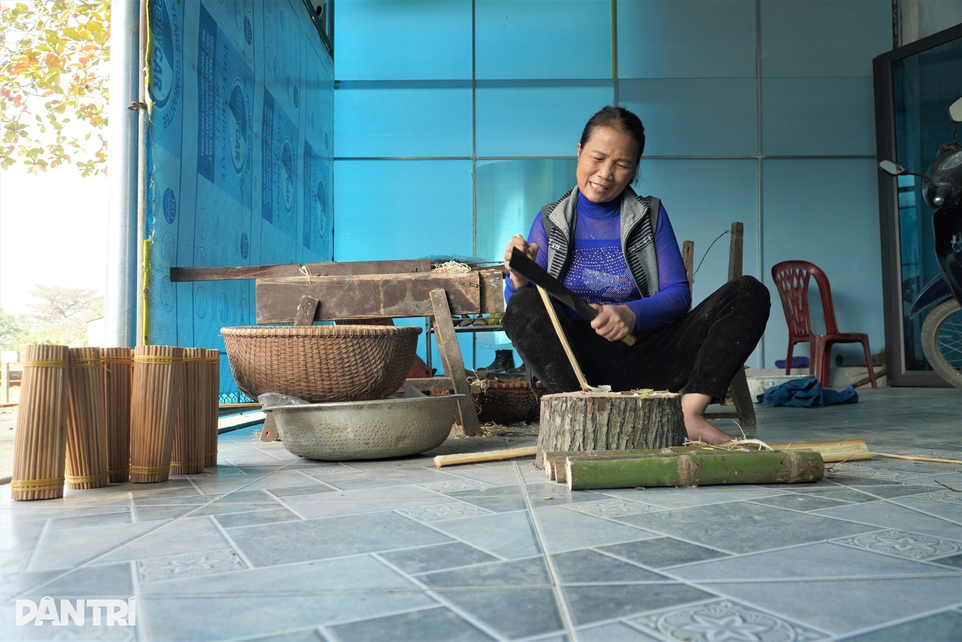 ການຫາເງິນໃນຊ່ວງເທດສະການກັບວຽກເຮັດການແຍກໝາກເຜັດ ແລະເຮັດຊອຍ - 11 Hái tiền dịp Tết với nghề chẻ cau vót đũa - 11