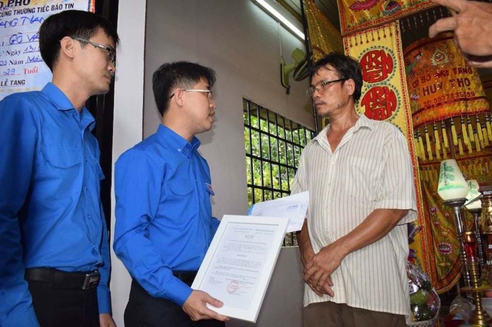 Truy tặng danh hiệu liệt sĩ 2 hiệp sĩ đường phố tử nạn - 2 Truy tặng danh hiệu liệt sĩ 2 hiệp sĩ đường phố tử nạn - 2