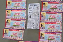 Mua 11 tờ vé số rồi tặng bạn và người thân 5 tờ, tất cả đều trúng đặc biệt