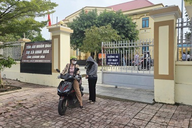 Trả hồ sơ vụ phó chủ tịch phường chứng thực giấy mua bán đất cho con trai