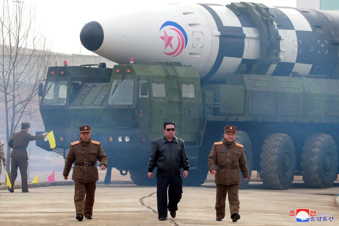 Ông Kim Jong-un thị sát vụ thử tên lửa quái vật lớn nhất Triều Tiên - 1 Ông Kim Jong-un thị sát vụ thử tên lửa quái vật lớn nhất Triều Tiên - 1