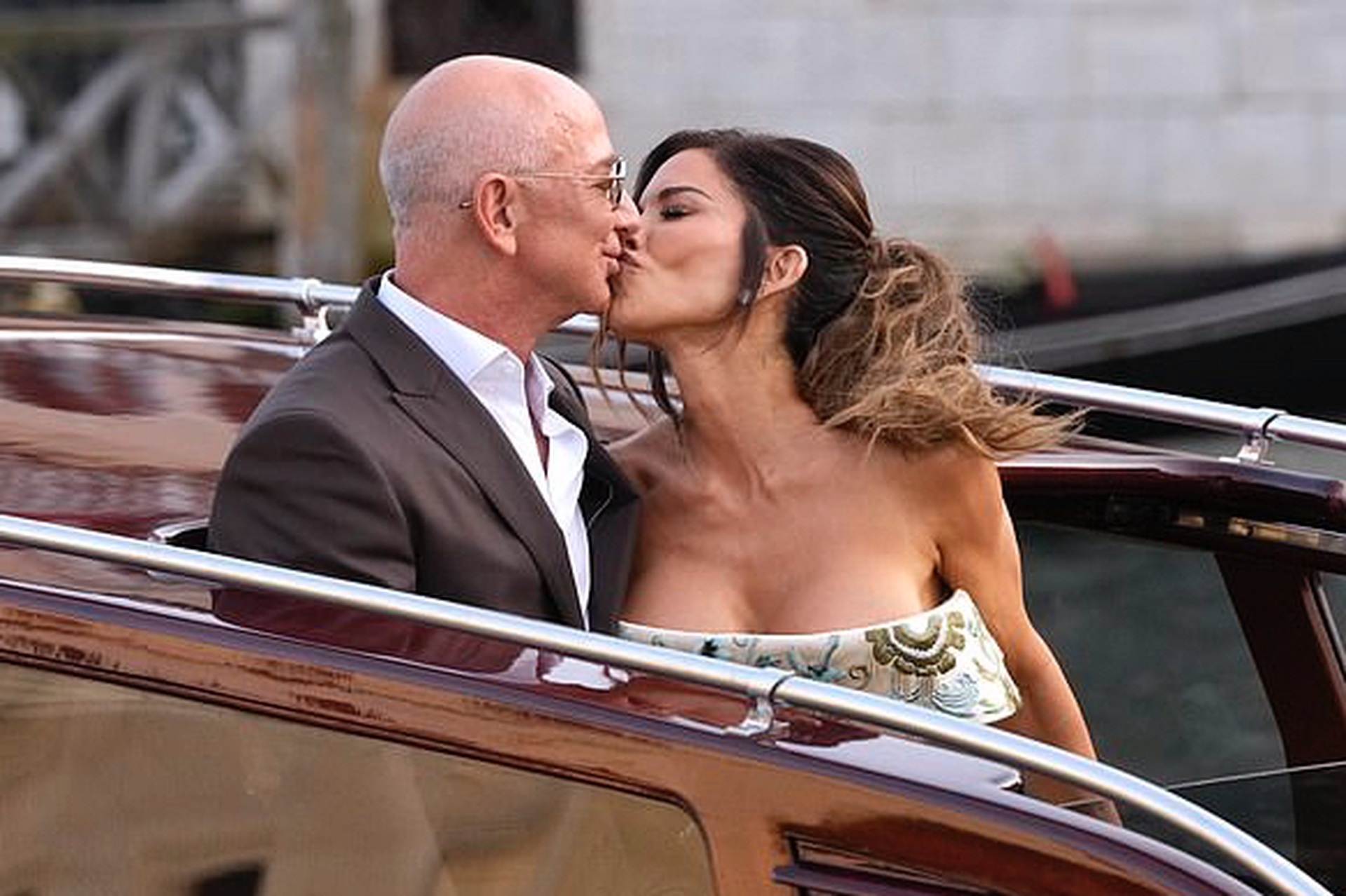 Bên trong hôn lễ hàng chục triệu USD của tỷ phú Jeff Bezos và MC nóng bỏng - 14 Bên trong hôn lễ hàng chục triệu USD của tỷ phú Jeff Bezos và MC nóng bỏng - 14