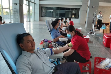 Hàng trăm nhân viên y tế hiến máu tình nguyện trong mùa dịch Covid-19