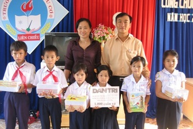 Những cuốn vở đầu tiên góp tặng học sinh miền Trung