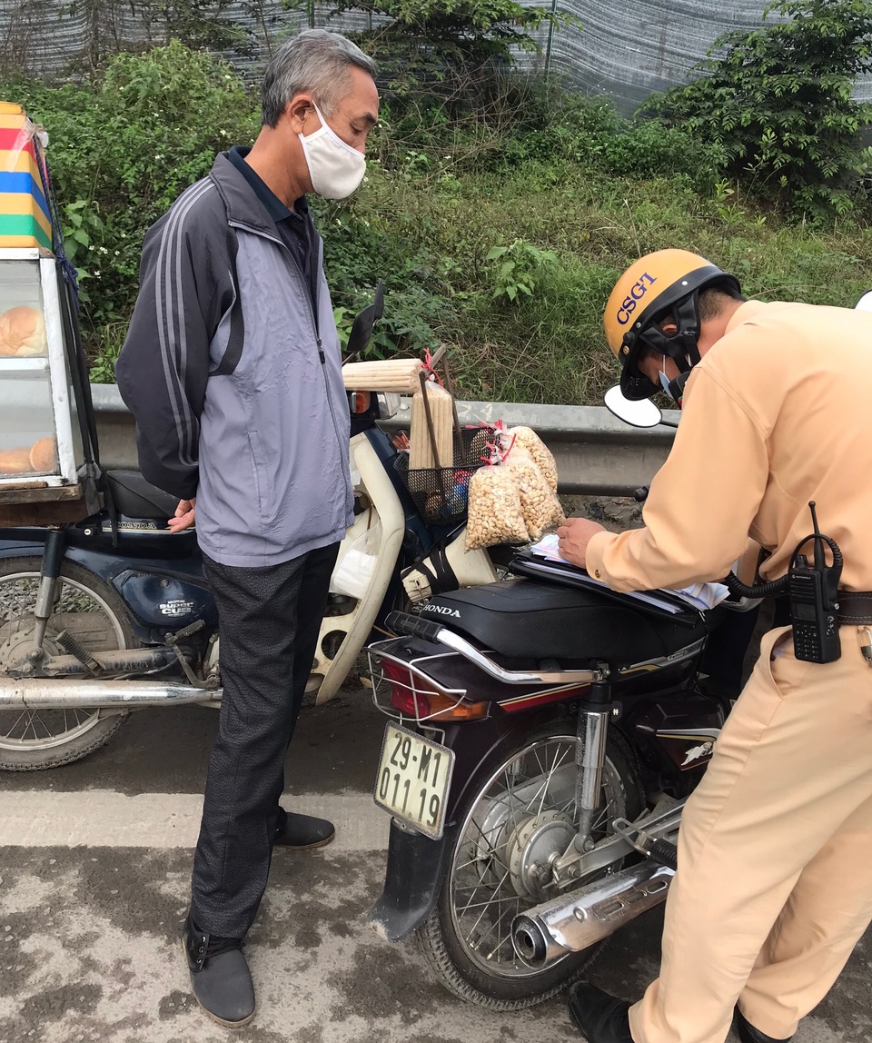 Hà Nội: Xử lý liên minh ô tô, xe máy câu kết đón khách kiểu người nhà - 4