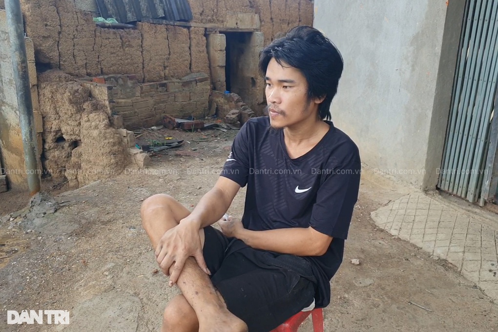 Người đàn ông khốn khổ chăm vợ liệt 8 năm, ước có tiền để con khám tâm thần - 3 Người đàn ông khốn khổ chăm vợ liệt 8 năm, ước có tiền để con khám tâm thần - 3