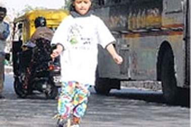 8 tuổi trượt pa-tanh xuyên Ấn Độ