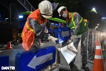 Xuyên đêm gấp rút dựng dải phân cách cứng phân làn đường Nguyễn Trãi