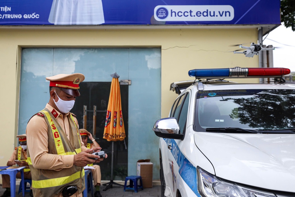 CSGT Hà Nội bay flycam soi phương tiện vi phạm ở Vành đai 3 trên cao - 1 CSGT Hà Nội bay flycam soi phương tiện vi phạm ở Vành đai 3 trên cao - 1