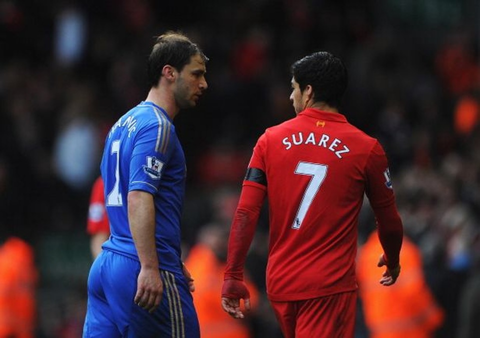 Trước mặt đồng đội, Suarez vẫn một mực phủ nhận cắn Ivanovic - 2 Trước mặt đồng đội, Suarez vẫn một mực phủ nhận cắn Ivanovic - 2