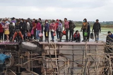 Xe chở công nhân lật xuống ruộng, hàng chục người chen chân trên thành xe