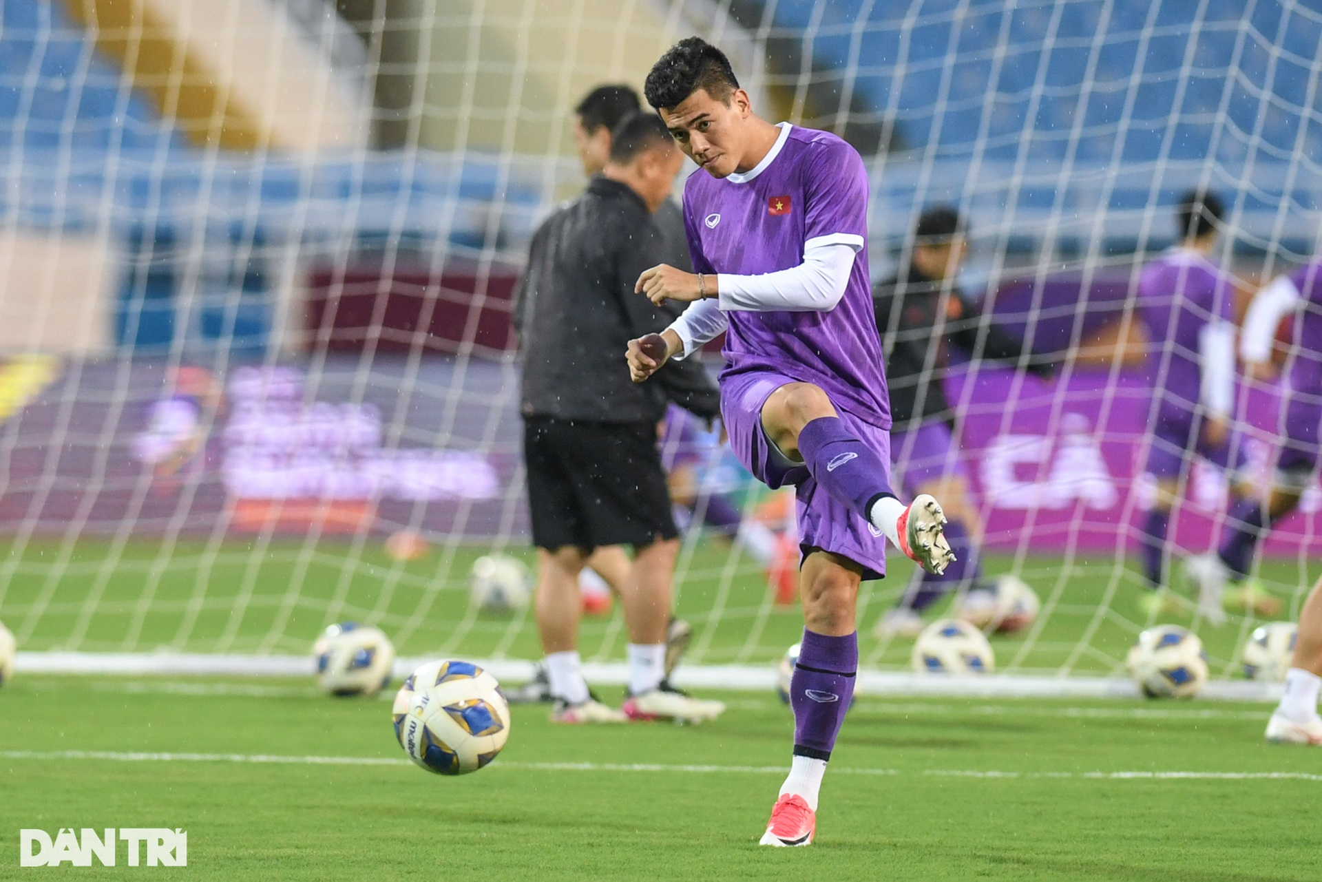 HLV Park đau đầu với bài toán tiền vệ ở buổi tập của đội tuyển Việt Nam - 10