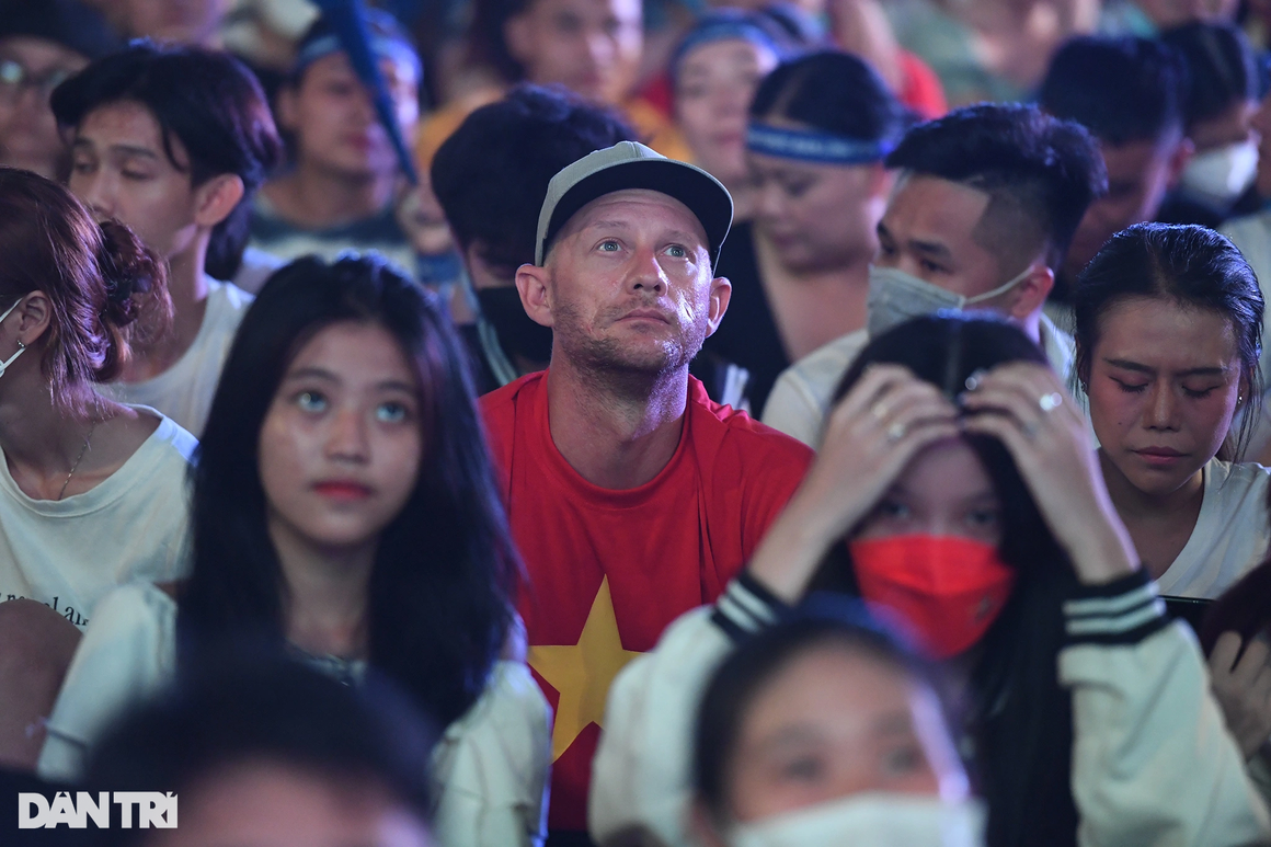Hàng nghìn cổ động viên TPHCM đổ ra đường mừng U23 Việt Nam vào chung kết - 13 Hàng nghìn cổ động viên TPHCM đổ ra đường mừng U23 Việt Nam vào chung kết - 13