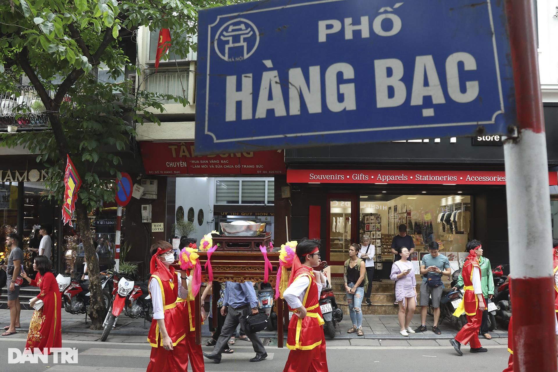 Độc đáo lễ hội đình Kim Ngân rước vàng, bạc quanh phố cổ Hà Nội - 3 Độc đáo lễ hội đình Kim Ngân rước vàng, bạc quanh phố cổ Hà Nội - 3