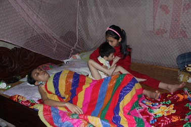 Thương cô bé lớp 3 chăm mẹ ung thư, em gái bại não