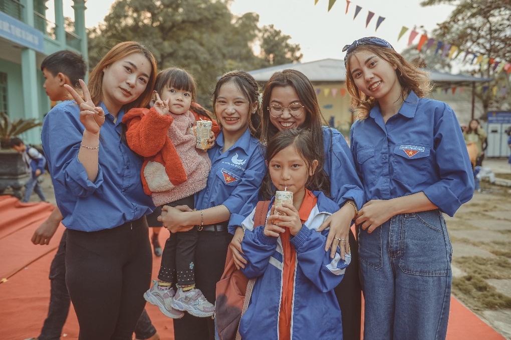 Tết ấm đến với trẻ em vùng cao Thái Nguyên, Tuyên Quang - 3 Tết ấm đến với trẻ em vùng cao Thái Nguyên, Tuyên Quang - 3