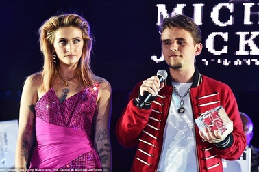 Hai con của Vua nhạc Pop sành điệu dự tiệc mừng sinh nhật cha