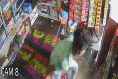 Clip "rắn khủng bất ngờ lao vào giường ngủ" gây sốc dân mạng tuần qua