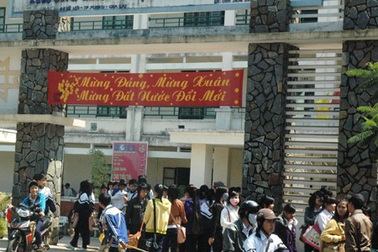 Hiệu trưởng bị Phó hiệu trưởng đề nghị cách chức vì lạm thu