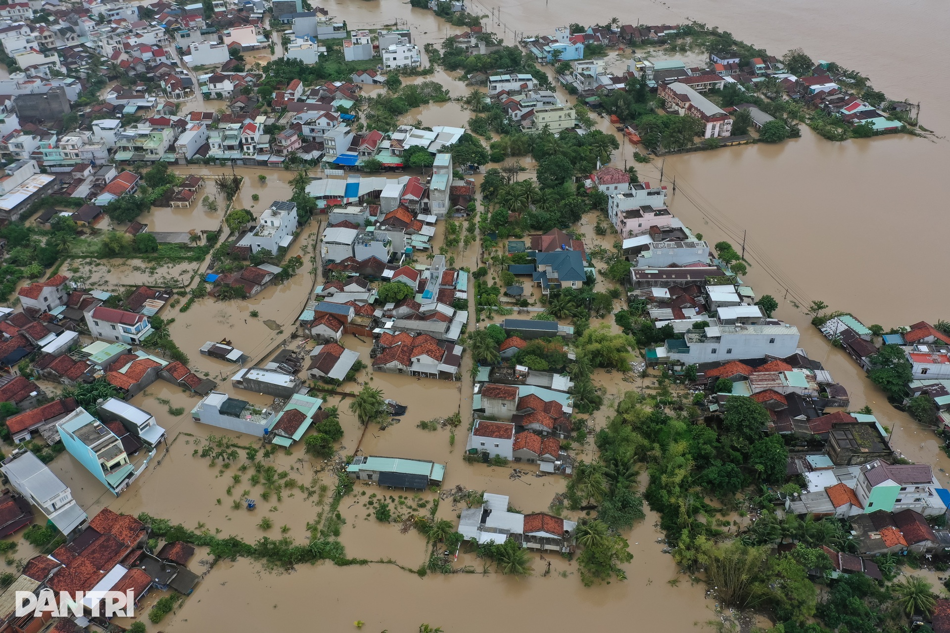 Ngày thứ ba vùng lũ Phú Yên oằn mình giữa biển nước mênh mông - 10