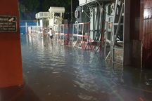 Cảnh sát chữa cháy nửa đêm hút nước chống ngập cho trạm biến áp