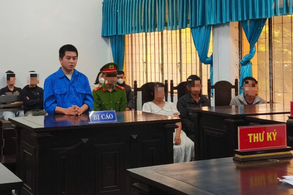 Bị ảo giác sau khi hít keo con chó, con trai đâm mẹ trọng thương - 1 Bị ảo giác sau khi hít keo con chó, con trai đâm mẹ trọng thương - 1