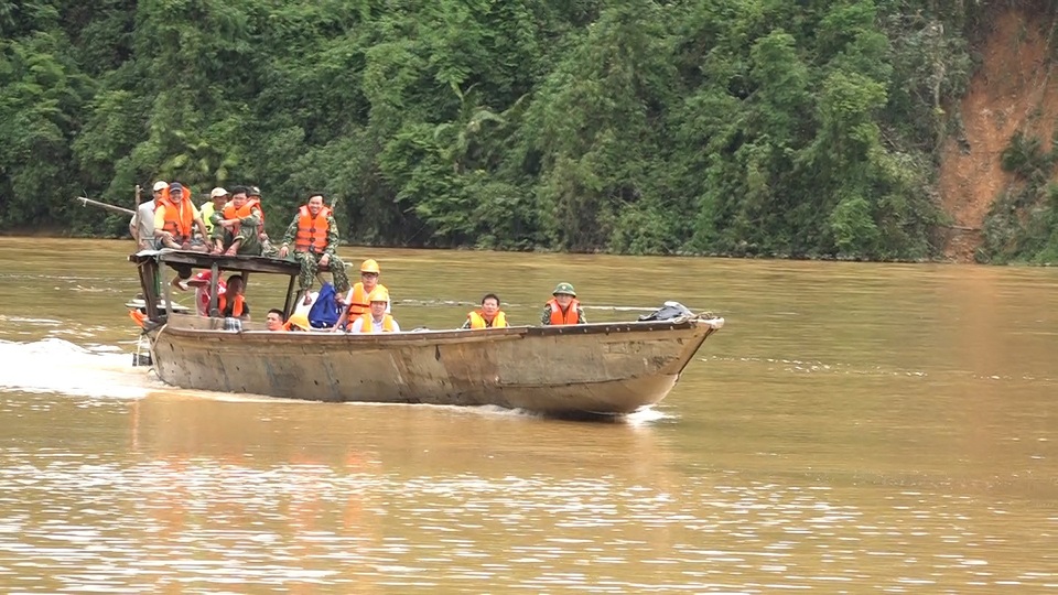 Công an và quân đội tổ chức cứu hộ Rào Trăng 3 bằng đường thủy  - 6