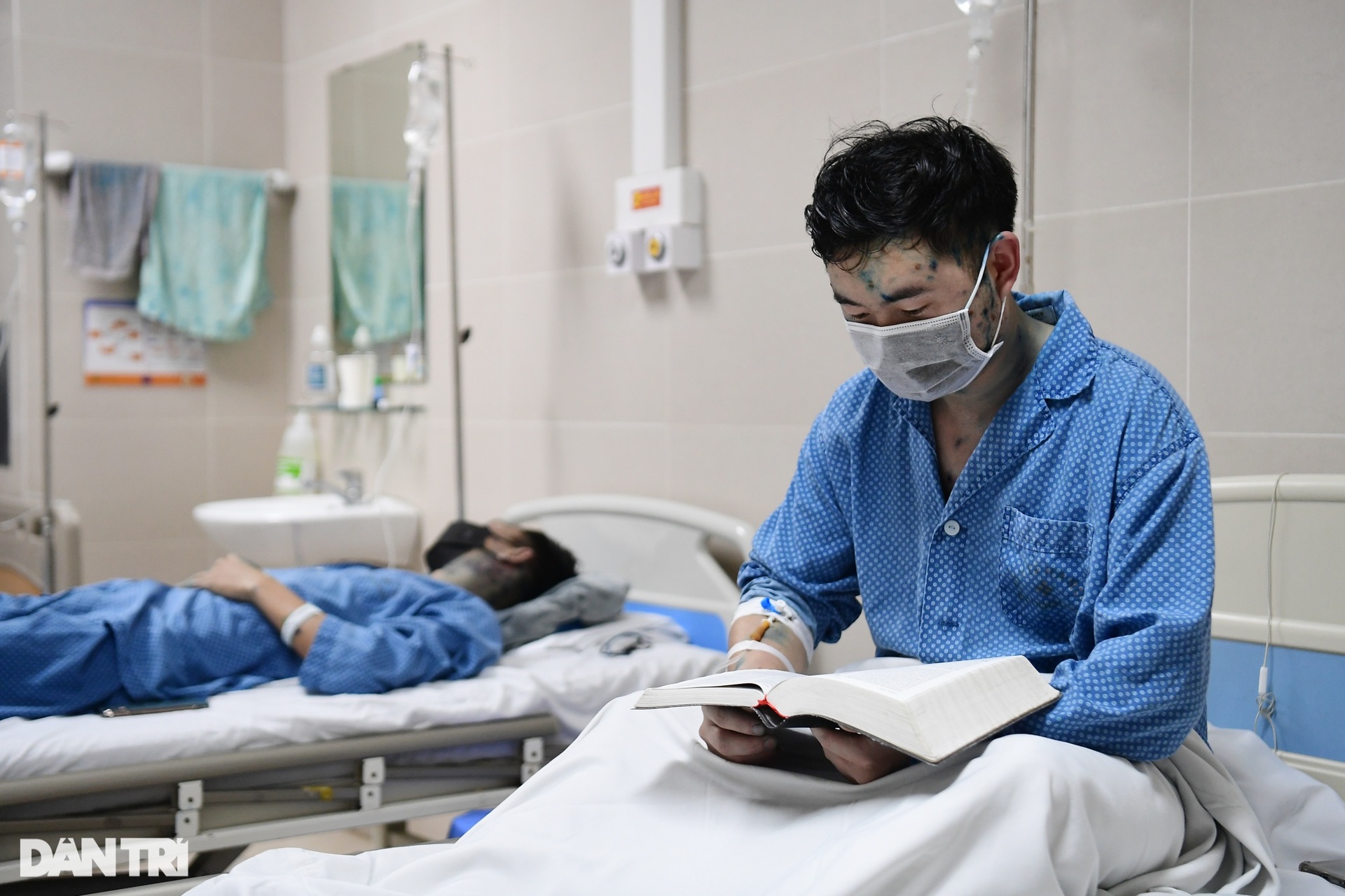 Hà Nội: Nhiều người nổi mụn nước chi chít phải nhập viện vì dịch bất thường - 8 Hà Nội: Nhiều người nổi mụn nước chi chít phải nhập viện vì dịch bất thường - 8