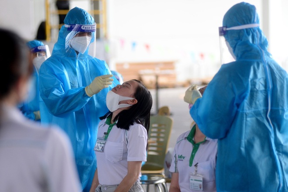 TPHCM: Dịch phức tạp, số ca bệnh tăng vọt trong ngày đầu cách ly xã hội - 1 TPHCM: Dịch phức tạp, số ca bệnh tăng vọt trong ngày đầu cách ly xã hội - 1